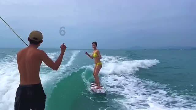 花群中的女孩