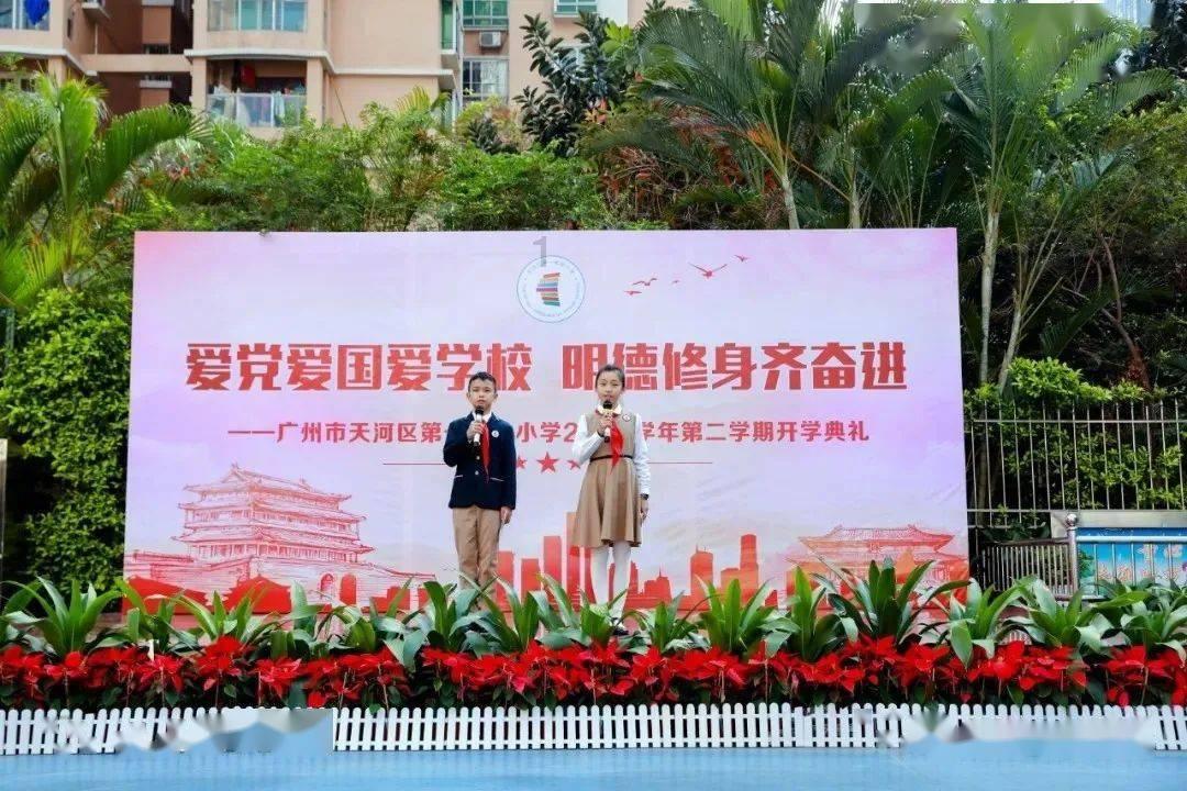 救援落湖男孩