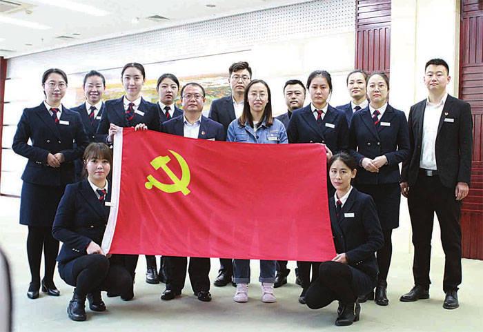 救援年轻女歌手