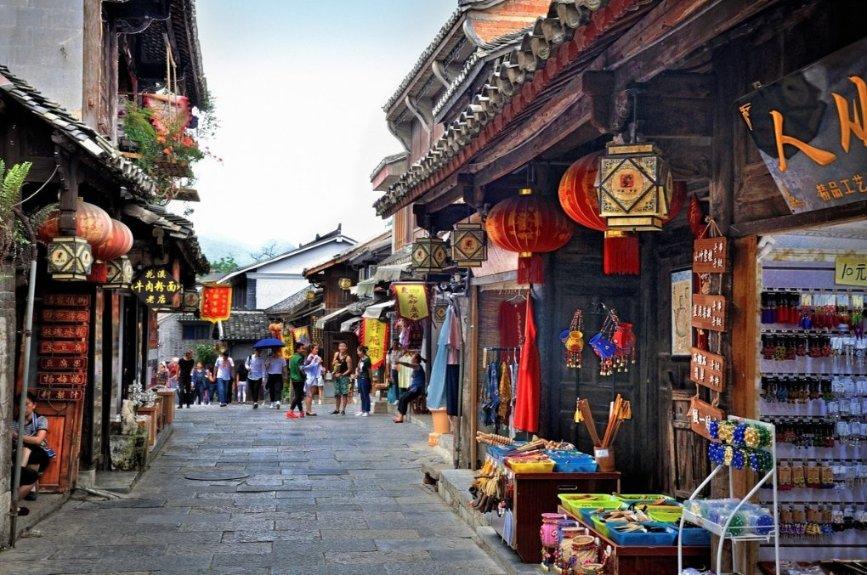 无物业老旧小区发生火灾后 架空层仍杂物乱堆 私拉电线现象严重