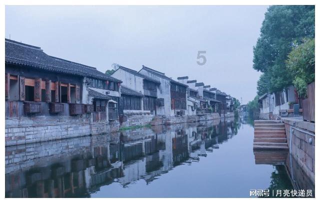 如今的布依族女性，自幼便与母亲学习刺绣技法，逐渐进入日常生活