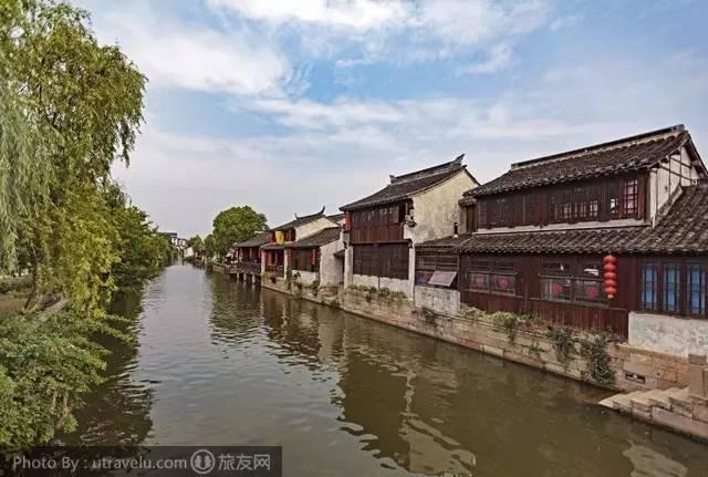 陈乔恩与丈夫艾伦在马尔代夫展现苗条身材，诠释活力潜水。